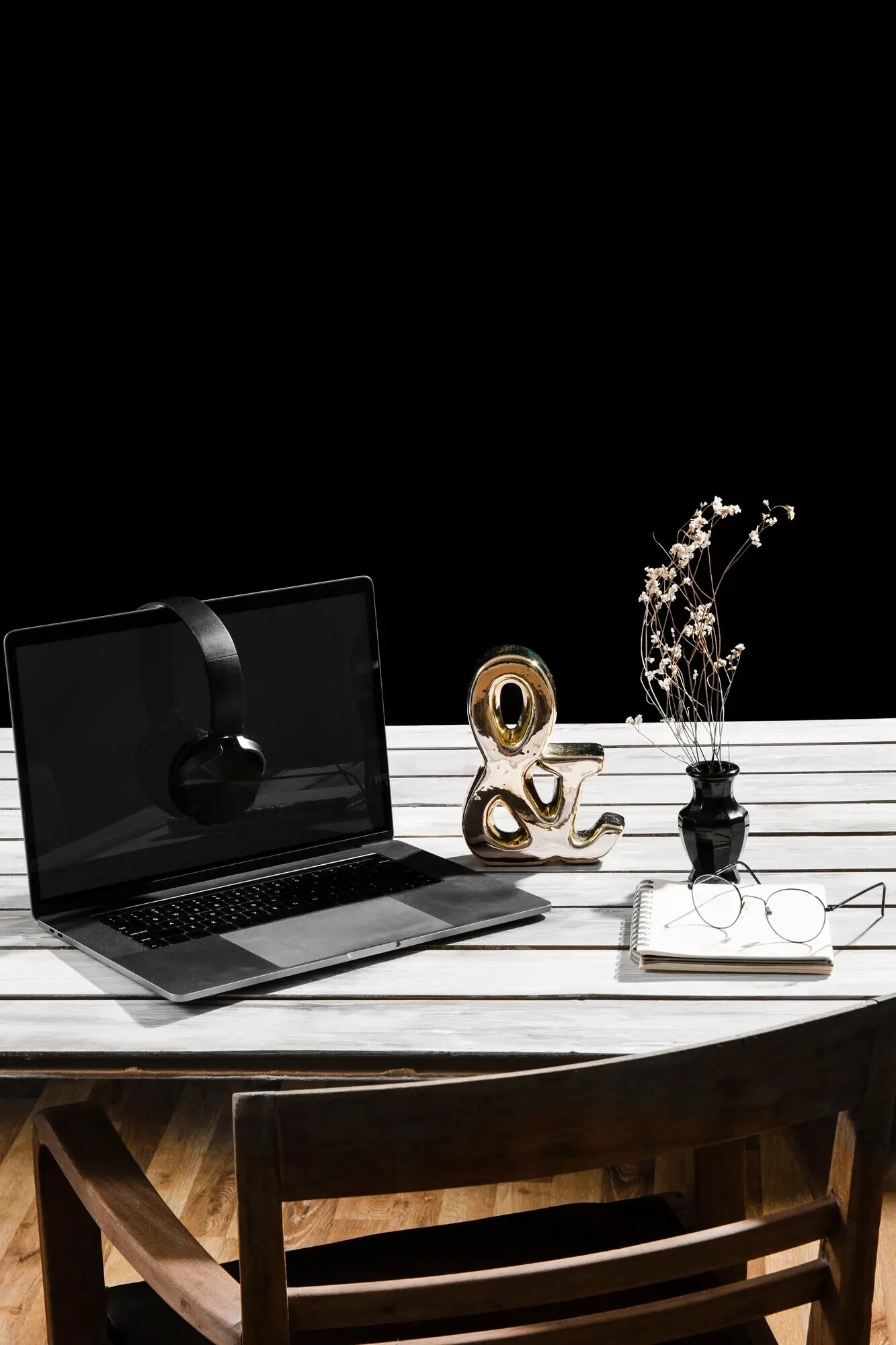 Vorderansicht eines Schreibtischkonzepts mit Textfreiraum