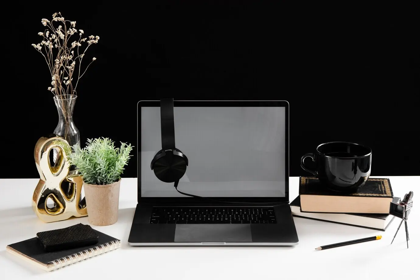 Vorderansicht eines Schreibtischkonzepts mit Platz für Text