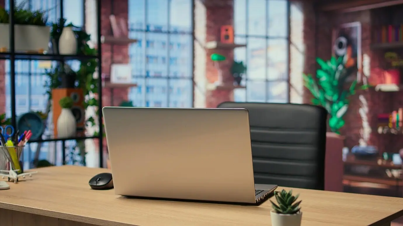 Leeres Apartment mit moderner, minimalistischer Inneneinrichtung und Holzböden.