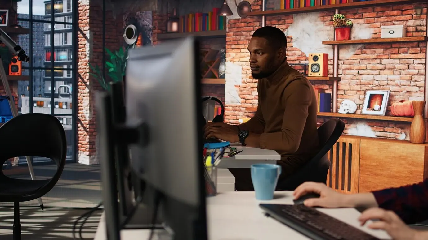 Verärgerter Programmierer, der während des Programmierens in einem IT-Startup-Büro von Softwarefehlern genervt ist.