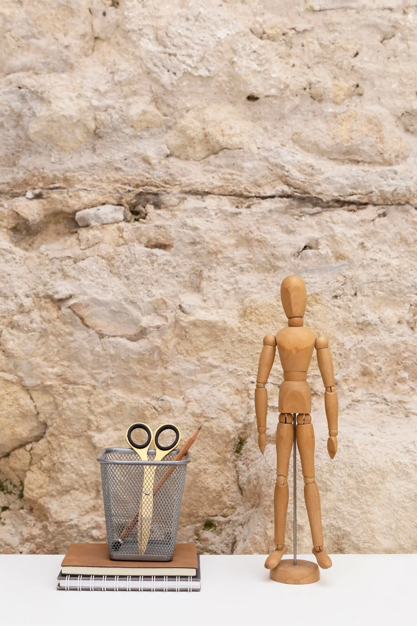 Minimalistisches Design eines häuslichen Arbeitsbereichs